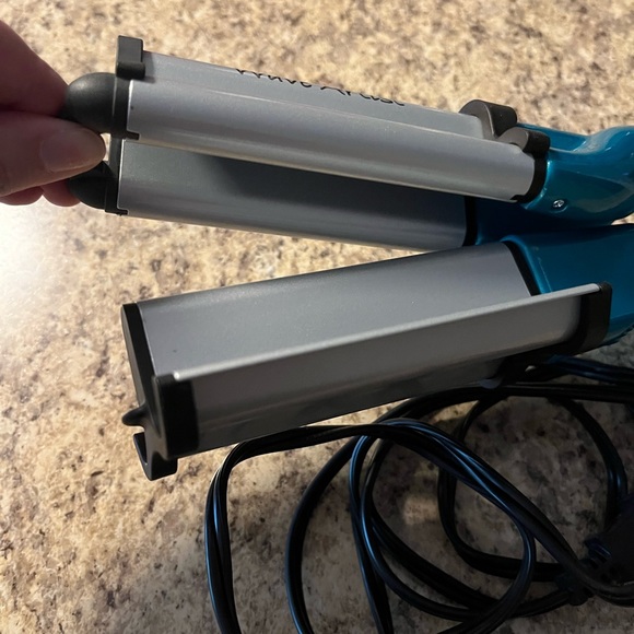 BED HEAD Ceramic Wave Artist Deep Waver for Beachy Waves, 15x9x7 Inch — Like New - Picture 7 of 10